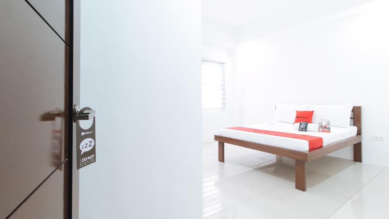 RedDoorz Plus @ d'Builders Poblacion - BGC Taguig Buitenkant foto