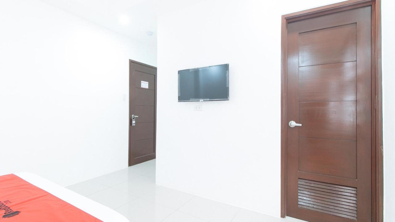 RedDoorz Plus @ d'Builders Poblacion - BGC Taguig Buitenkant foto