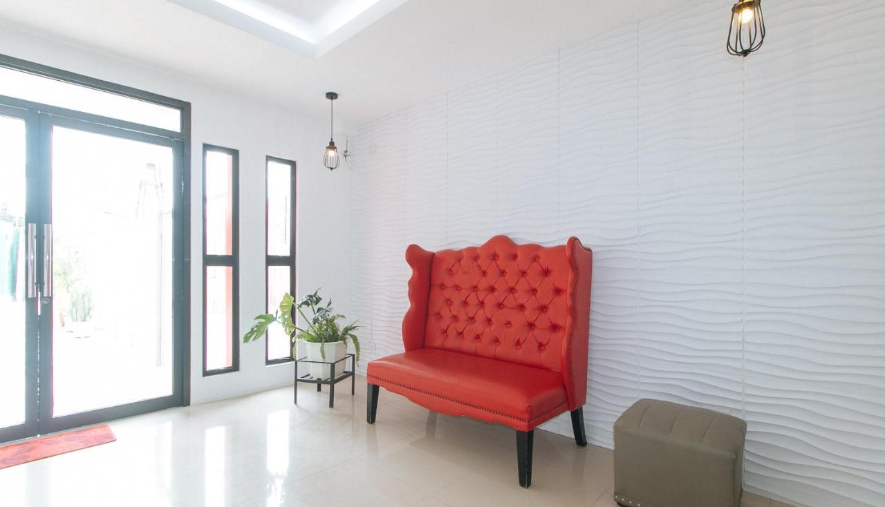 RedDoorz Plus @ d'Builders Poblacion - BGC Taguig Buitenkant foto