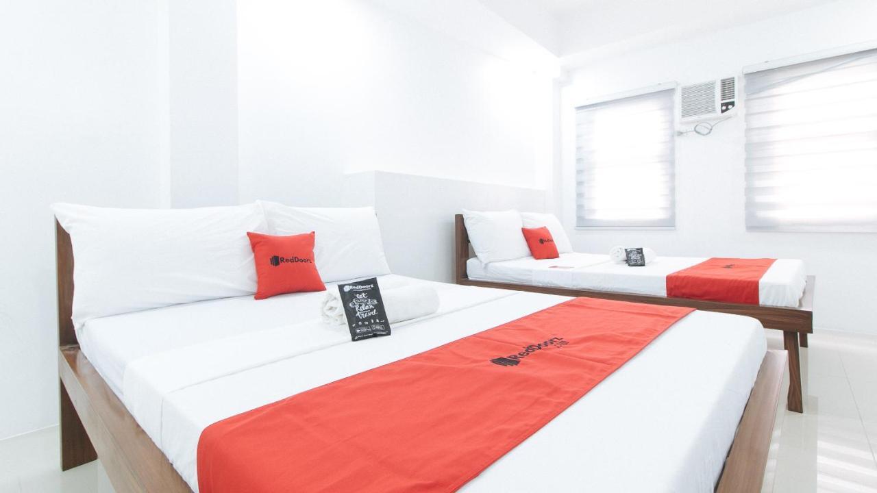 RedDoorz Plus @ d'Builders Poblacion - BGC Taguig Buitenkant foto